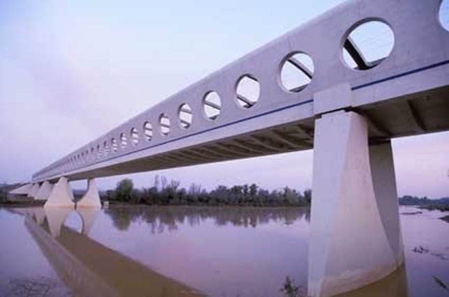 Viaducto de una línea de ALta Velocidad de Adif