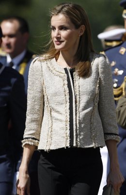 Reina Letizia en León chaqueta tweed 