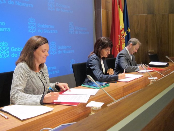 Díez Fontana, Vera y Giraldez en la firma del acuerdo