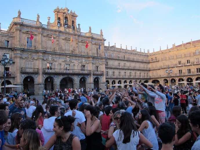 Jóvenes participan en las novatadas en la Plaza Mayor de Salamanca