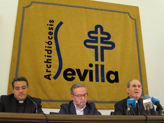El arzobispo de Sevilla, Juan José Asenjo, a la derecha