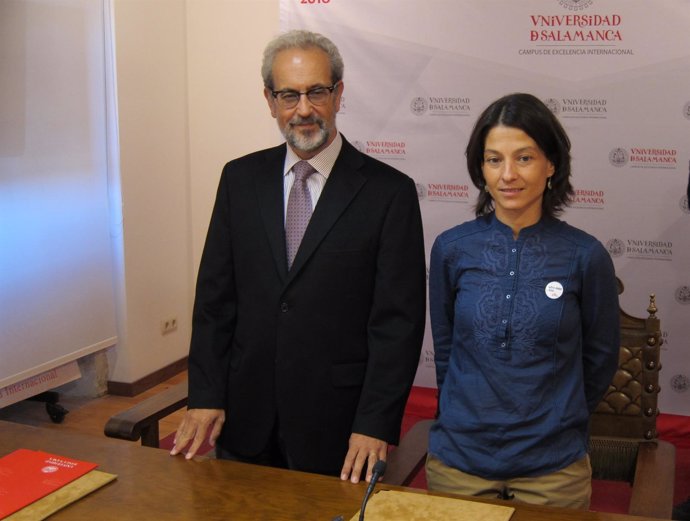 La representante de Médicos Sin Fronteras, Raquel González, y el rector