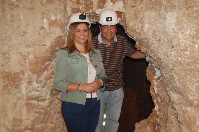 La consejera en la cueva con el alcalde de Baena