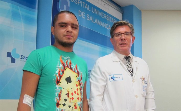 El paciente beneficiario de la cirugía craneofacial y el gerente del Hospital