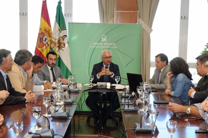 El consejero Manuel Jiménez Barrios preside una reunión sobre el puerto de Cádiz