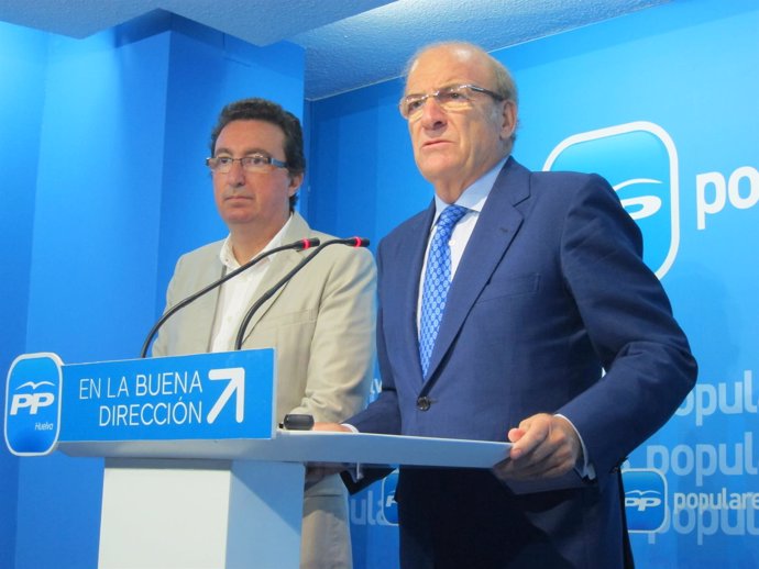 El alcalde de Huelva, Pedro Rodríguez, junto a Manuel Andrés González. 