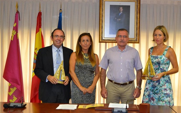 Hernández y Valverde, acompañados de los premiados