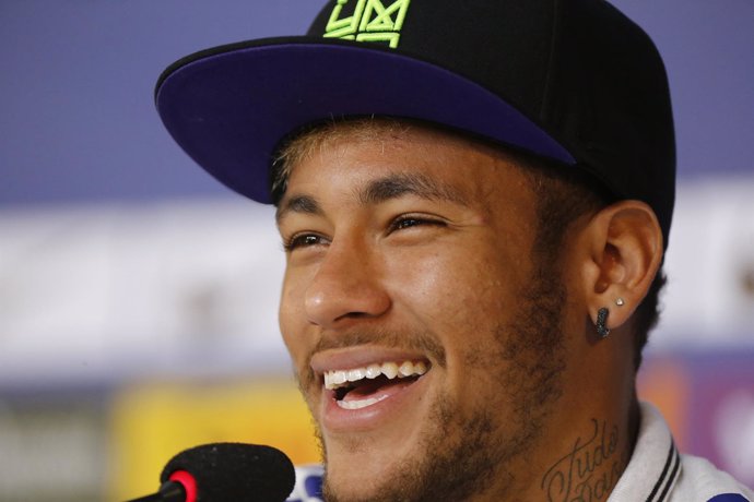 Neymar en rueda de prensa con Brasil