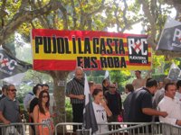 Més de 200 persones clamen contra Jordi Pujol a les portes del Parlament