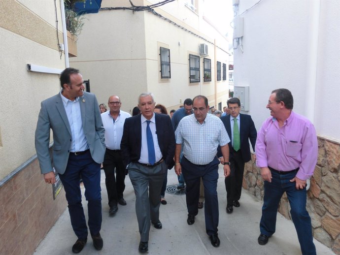 Javier Arenas recorre las calles de Felix, en Almería