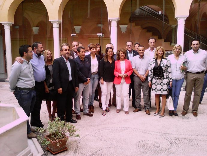 Ambrosio y Gómez (centro) con los alcaldes firmantes