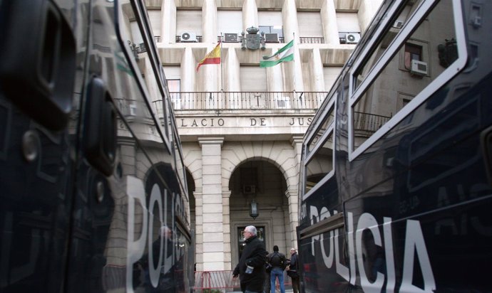 Furgones policiales en los juzgados de Sevilla antes del juicio a 'El Cuco'