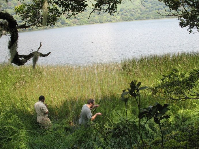 Investigadores recolectan en el lago Biao