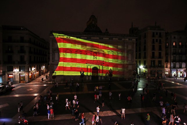 Gran 'senyera' proyectada en la fachada de la Generalitat por la Diada