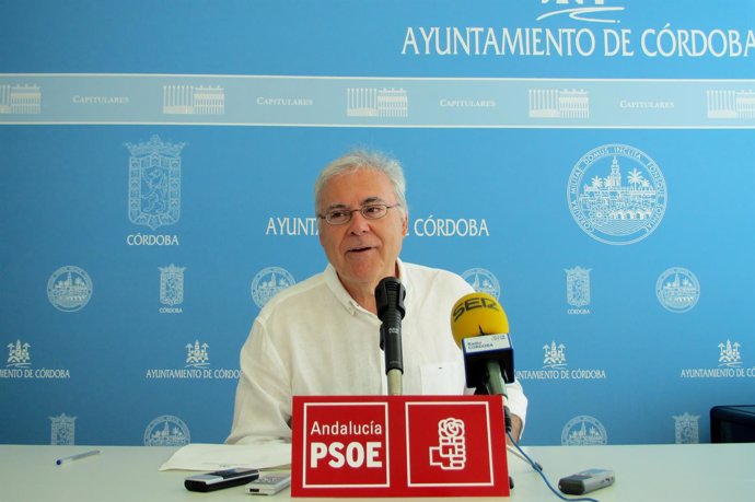El edil del PSOE Emilio Aumente en la rueda de prensa