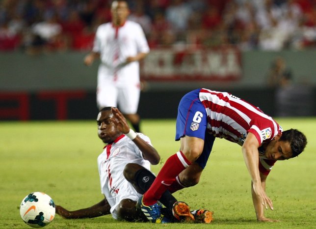Mbia lucha un balón con Koke en el Sevilla-Atlético