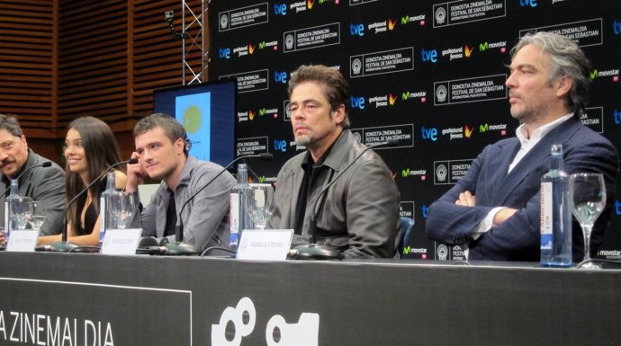 Benicio del Toro y equipo de 'Escobar:paradise lost'