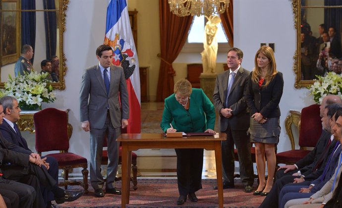 La presidenta de Chile, Michelle Bachelet, promulga la reforma tributaria