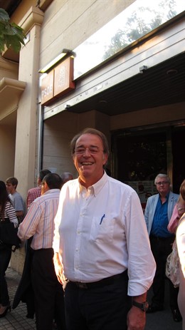 Carlos Pérez Anadón a la puerta del PSOE