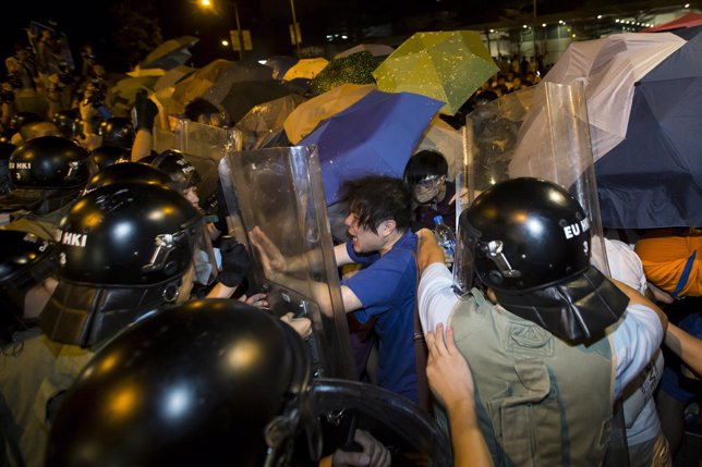 Enfrentamientos entre policía y estudiantes pro-democracia en China