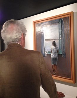 Dtor.Teatre-Museu Dalí, A.Pitxot mirando el cuadro 'Muchacha en la ventana'