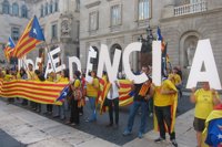 Consulta.- Centenares de personas se concentran en la plaza de Sant Jaume para apoyar el 9N