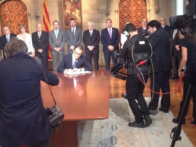 El pte.Generalitat Artur Mas firma la convocatoria de la consulta del 9N