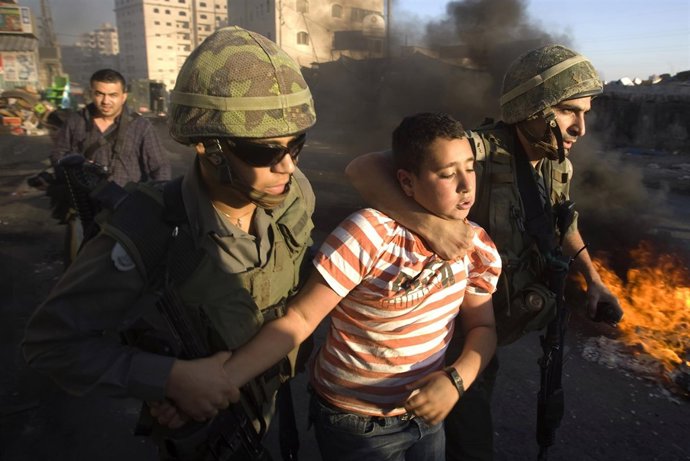 Policías israelíes detienen a un palestino en Shuafat