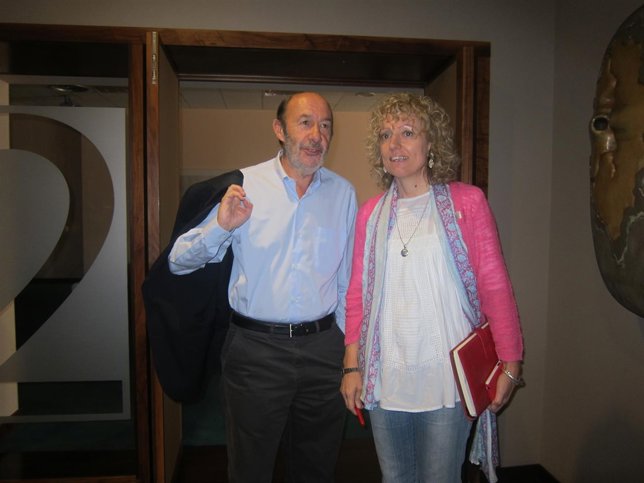 Rubalcaba junto a la secretaria del PSC-PSOE, Eva Díaz Tezanos