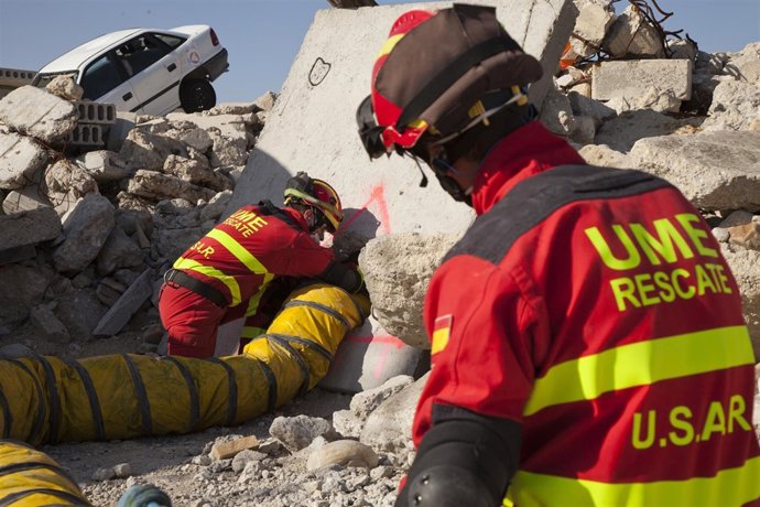 Efectivos de la UME realizan labores de rescate.