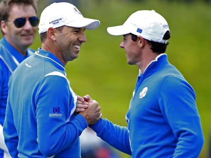 McIlroy y García se felicitan tras ganar un hoyo