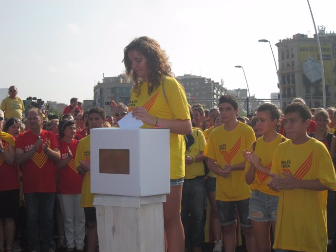 Joven votando en la urna en la V de la Diada de Barcelona