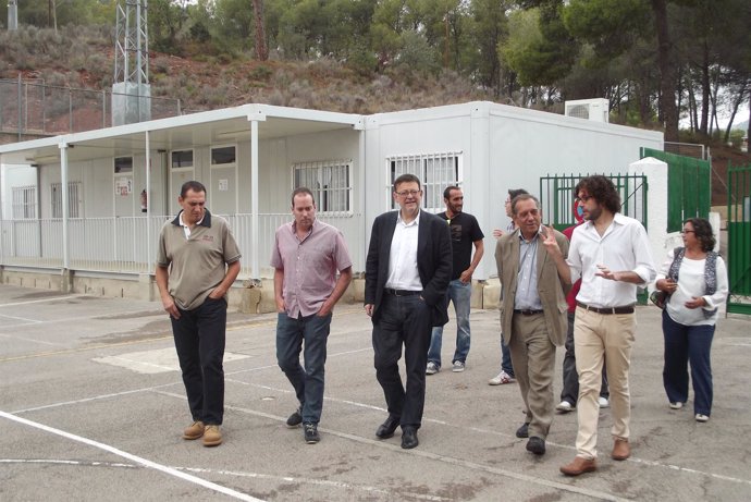 Ximo Puig durante su visita al CEIP en Nàquera
