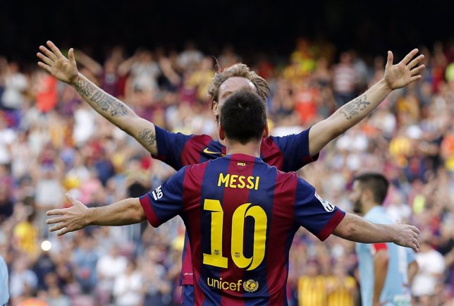 Rakitic y Messi celebran un gol ante el Granada
