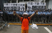 El movimiento Occupy Central enuncia sus demandas mientras miles de manifestantes acampan en Hong Kong