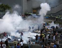 La Policía dispersa a los manifestantes de Hong Kong con gases lacrimógenos