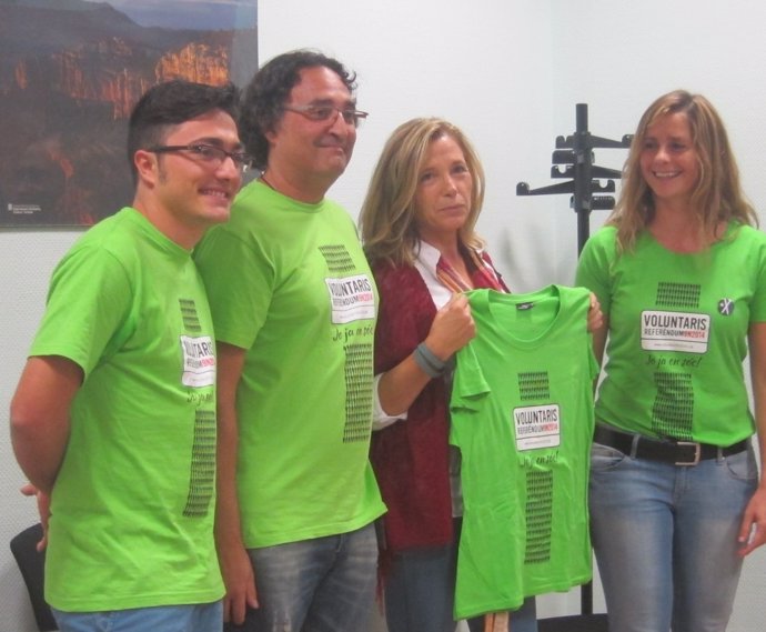 La vicepta.Joana Ortega recibe a voluntarios para la consulta del 9N
