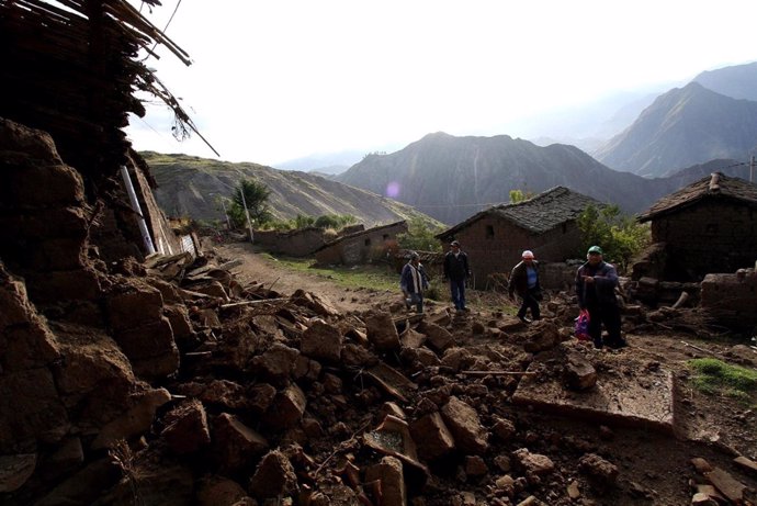 Trabajadores recogen los restos tras el terremoto en Perú