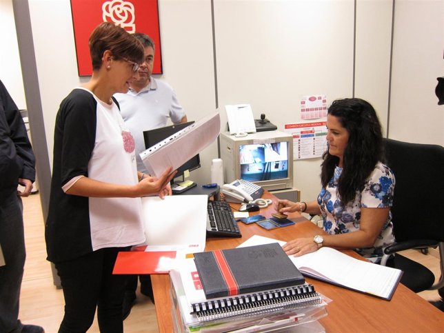 María Chivite entregando los avales que ha reunido para su candidatura 