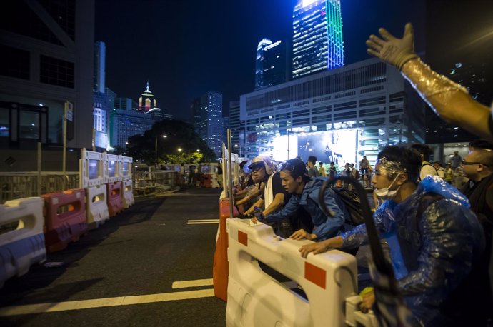 Manifestantes bloquean las calles del centro de Hong Kong
