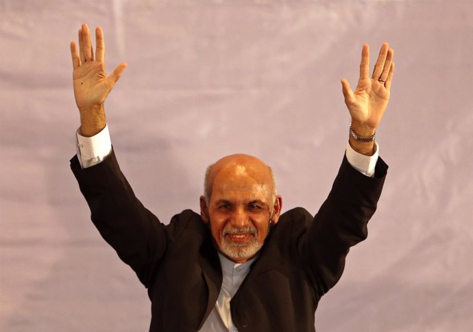Ashraf Ghani saluda a sus simpatizantes