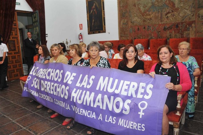 Mujeres asistentes al Pleno