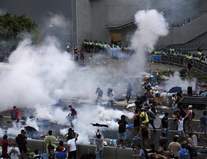 Policía china dispersa a los manifestantes de Hong Kong con gases lacrimógenos