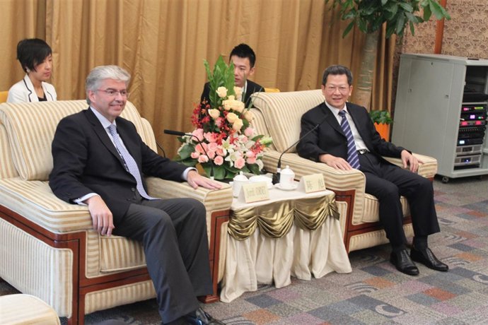 Izq. El director del CZFB, Jordi Cornet.