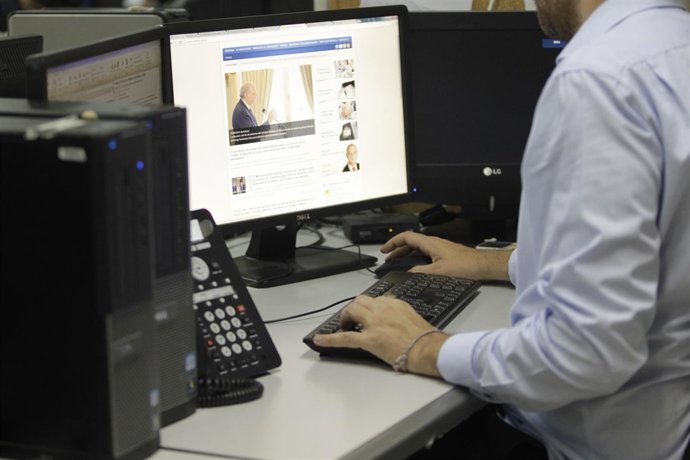 Trabajador, oficina, teclado, ordenador