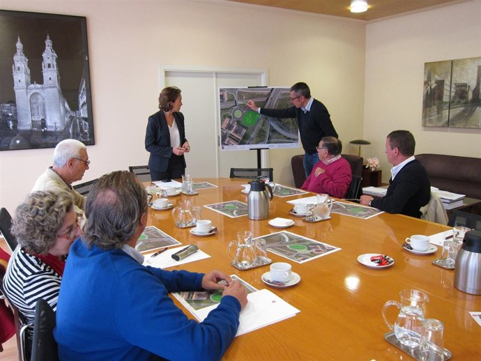 Gamarra y Sáez Rojo explican el proyecto a los vecinos