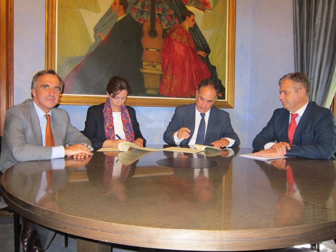 Ceballos y Romero (centro) durante la firma