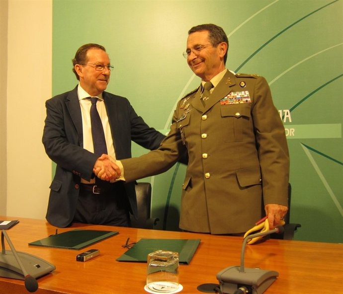 El consejero de Justicia e Interior, Emilio de Llera, y el jefe de la UME