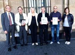 J. Benavides (izq) y miembros del Ayuntamiento y de las asociaciones comerciales