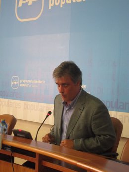 El portavoz del Grupo Parlamentario del PPdeG, Pedro Puy, en rueda de prensa